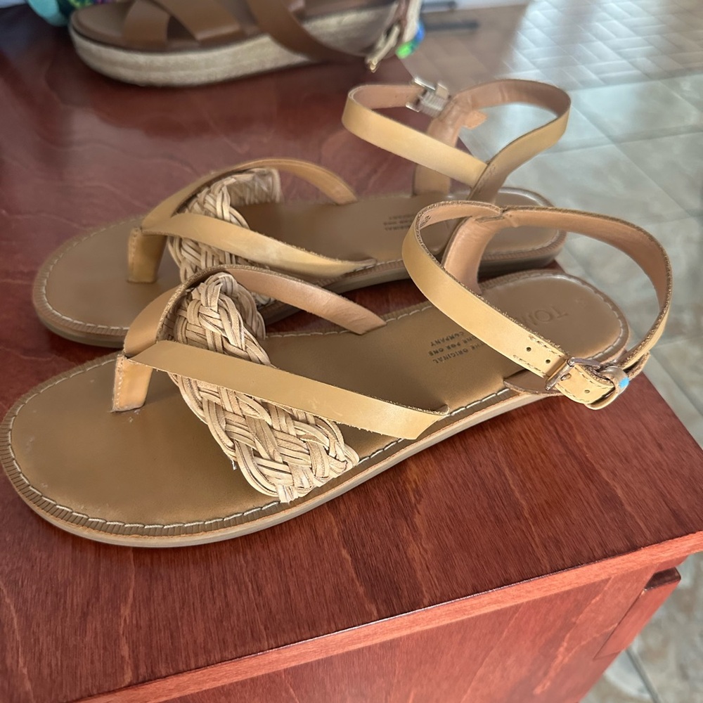 Adorable Toms leather sandals